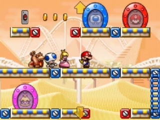 Gebruik speelgoedversies van Mario, Peach, Donkey Kong en Toad om puzzels op te lossen.